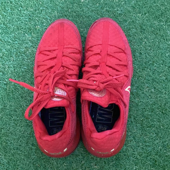 COPY - 2020
Titan x LeBron 17 Low 'Agimat used Mens size 8.5 - Picture 12 of 16